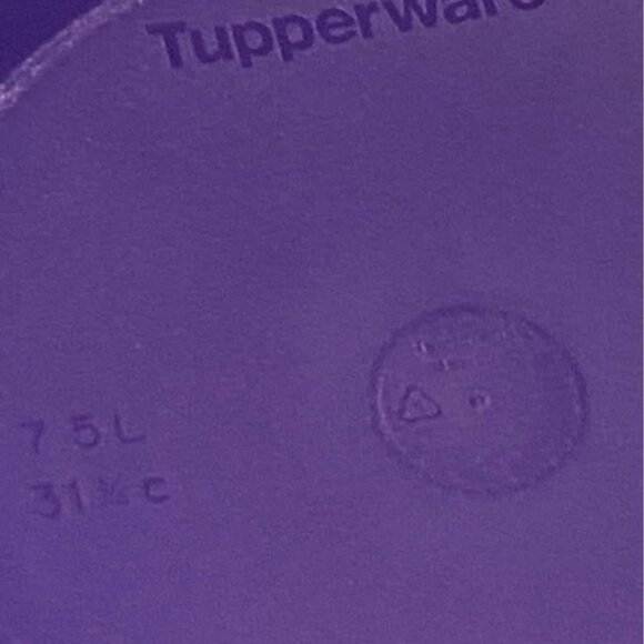 Tupperware Big Aloha Party Bowl - Purple 31.75 Cups - Seal With Easier Large Tab - Picture 3 of 3
